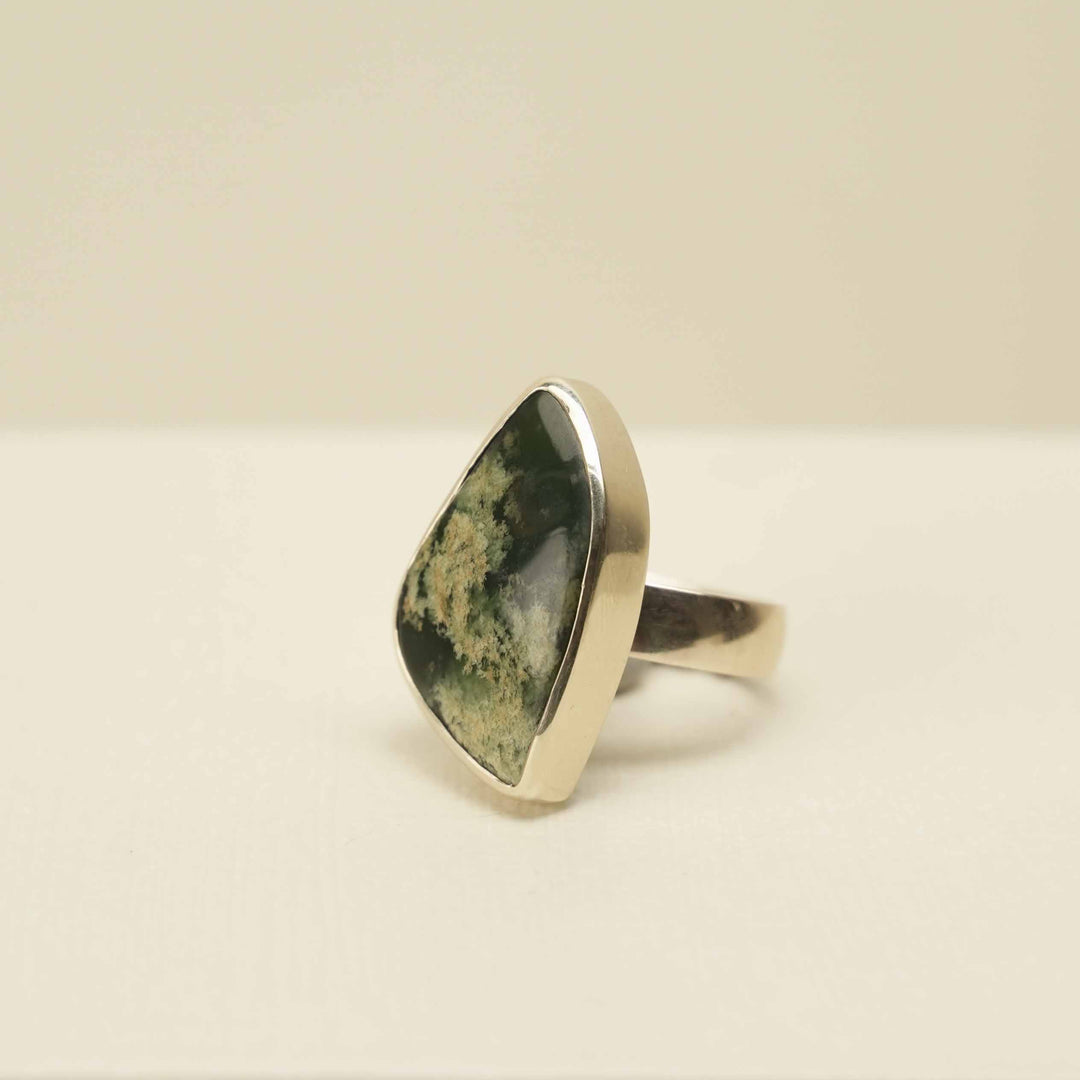 Flower (Putiputi) Pounamu 9ct Gold Ring