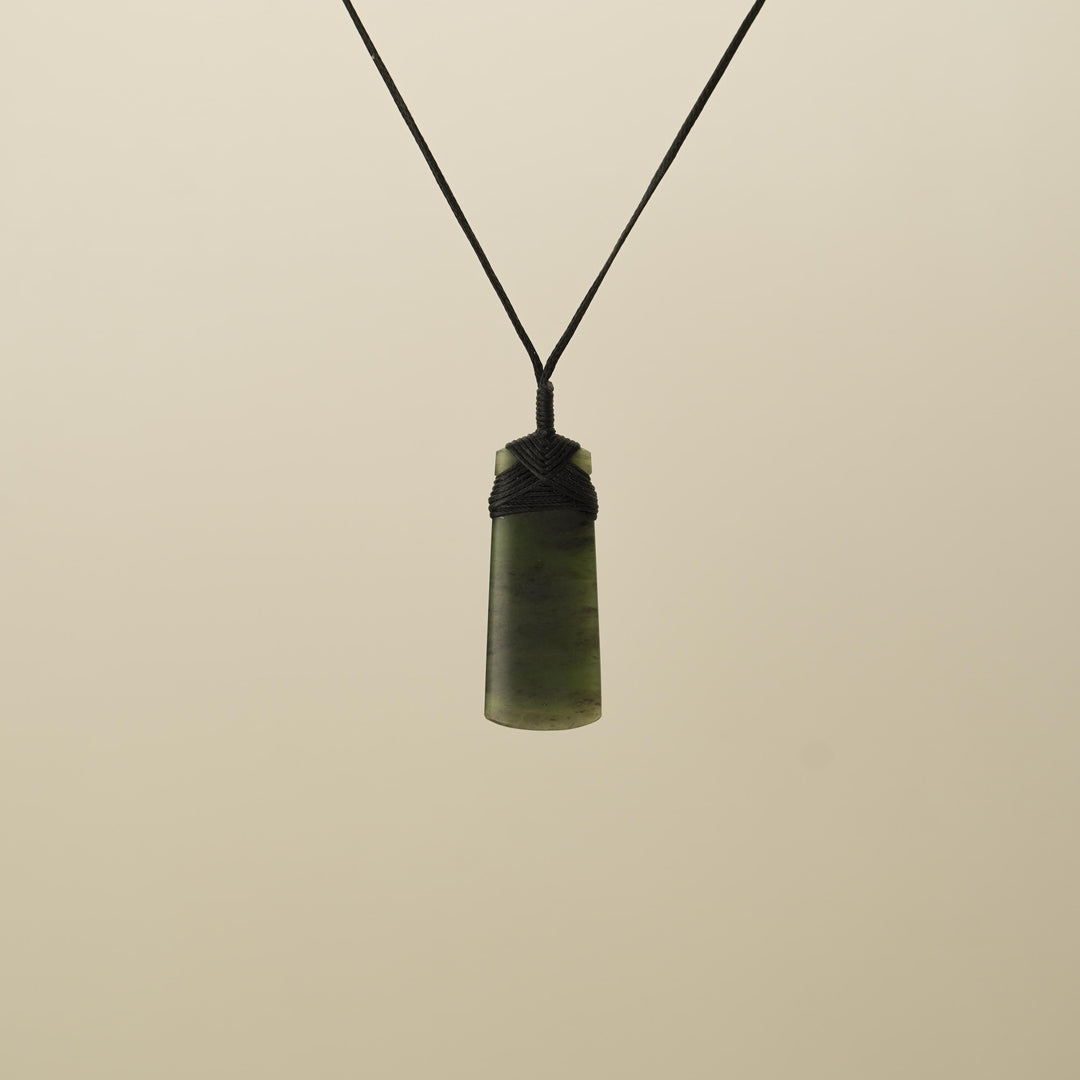 Kawakawa Medium Toki Pounamu Pendant