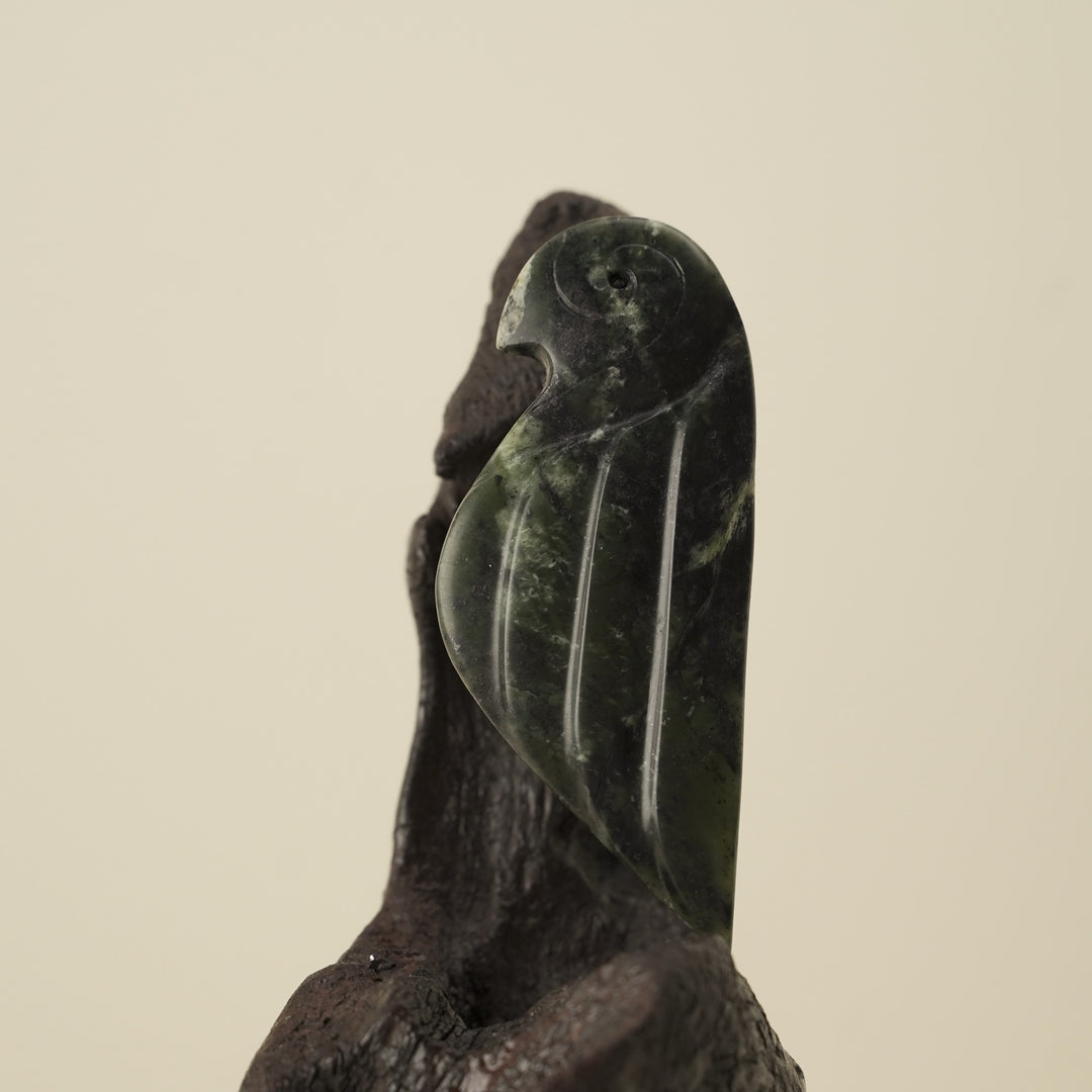 Mōhua (Bird) Pounamu Sculpture – Voice of Knowledge
