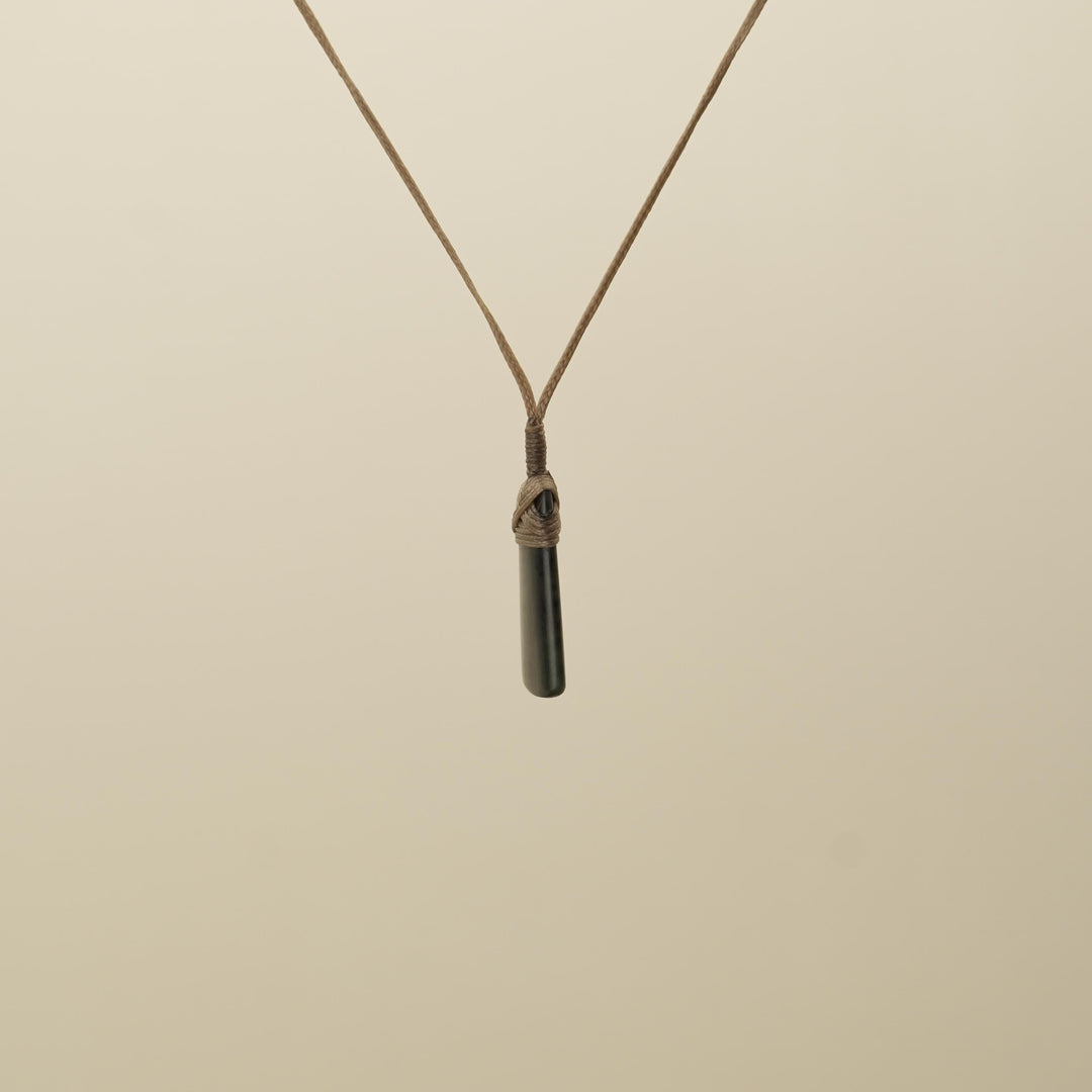 Kawakawa Pounamu Toki XS Pendant, Tan Binding