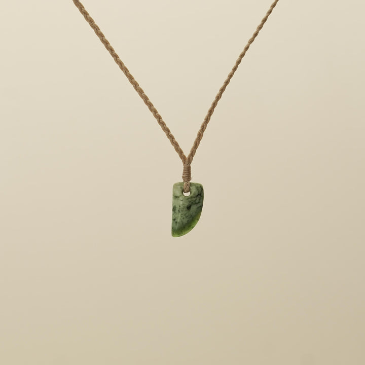 Kahurangi XS Niho Pounamu Pendant, Tan Binding