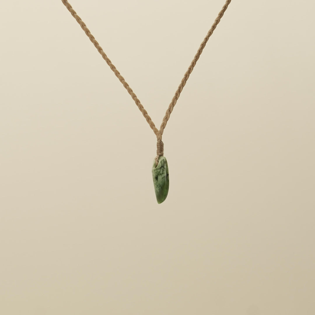 Kahurangi XS Niho Pounamu Pendant, Tan Binding