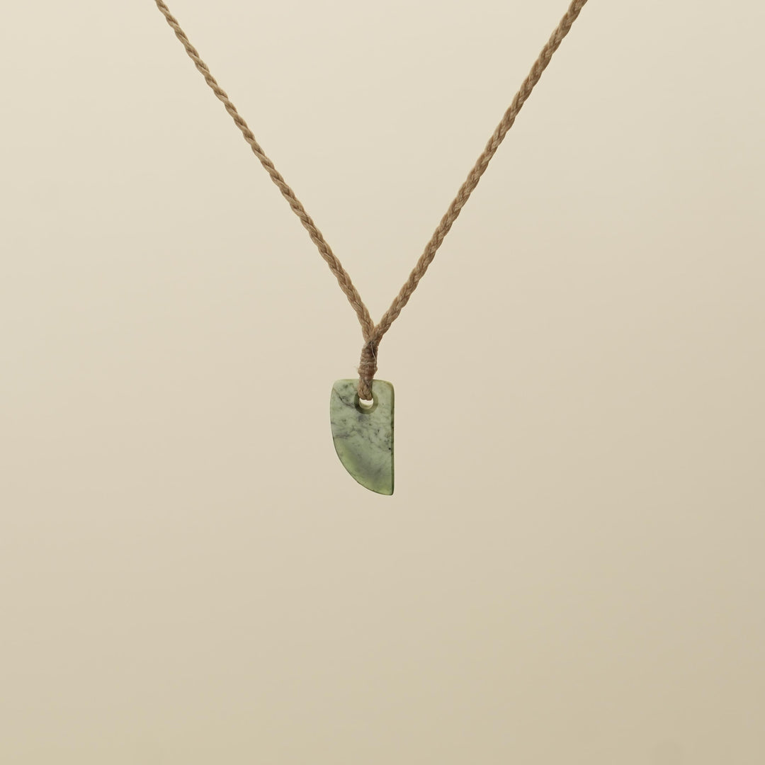 Kahurangi XS Niho Pounamu Pendant, Tan Binding