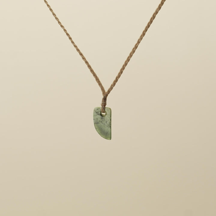 Kahurangi XS Niho Pounamu Pendant, Tan Binding