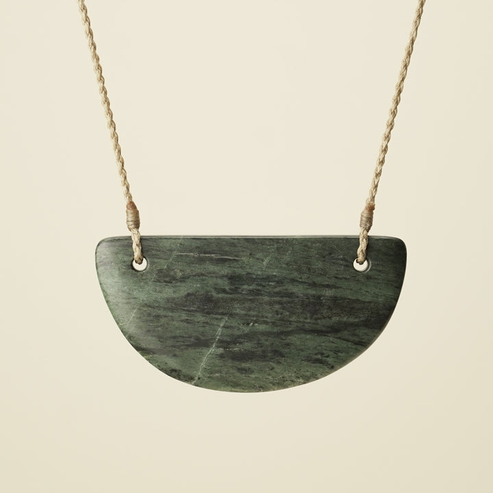Kōuma Breastplate – Inanga Pounamu Large Pendant, Tan Binding