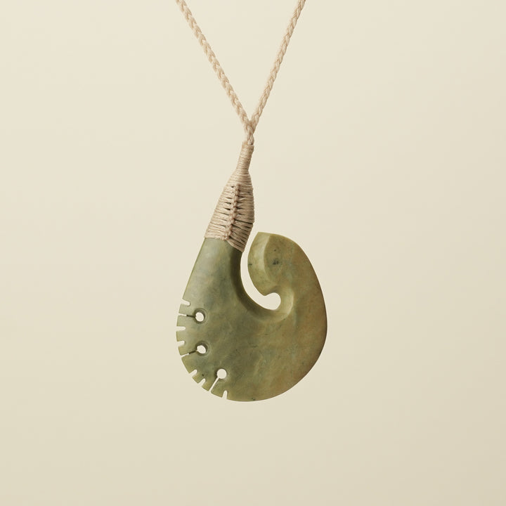 Hei Matau Raukaraka Pendant Medium, Tan Binding