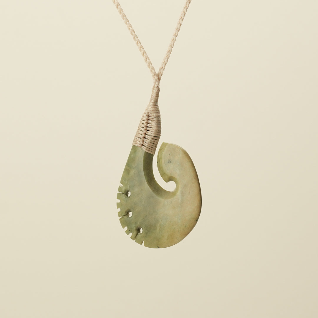 Hei Matau Raukaraka Pendant Medium, Tan Binding