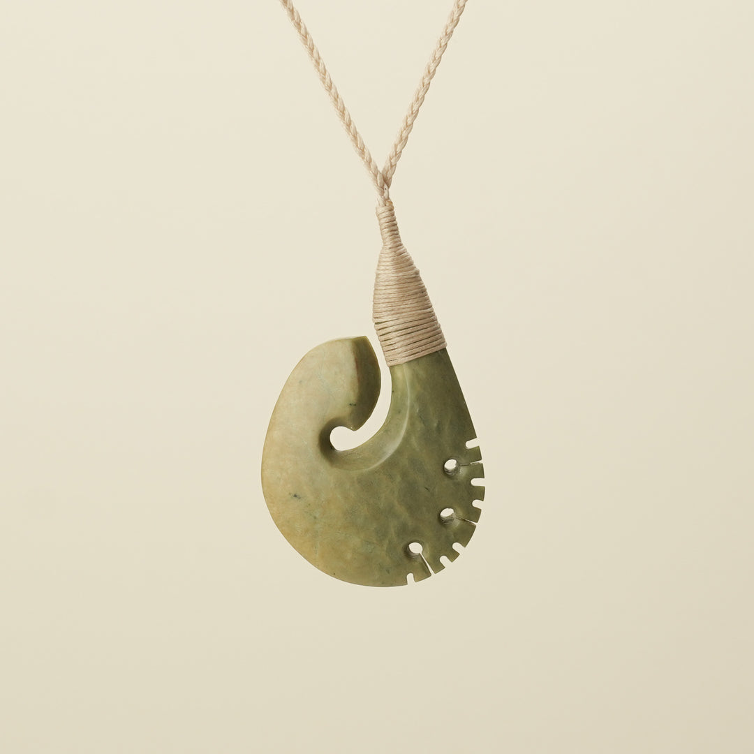 Hei Matau Raukaraka Pendant Medium, Tan Binding