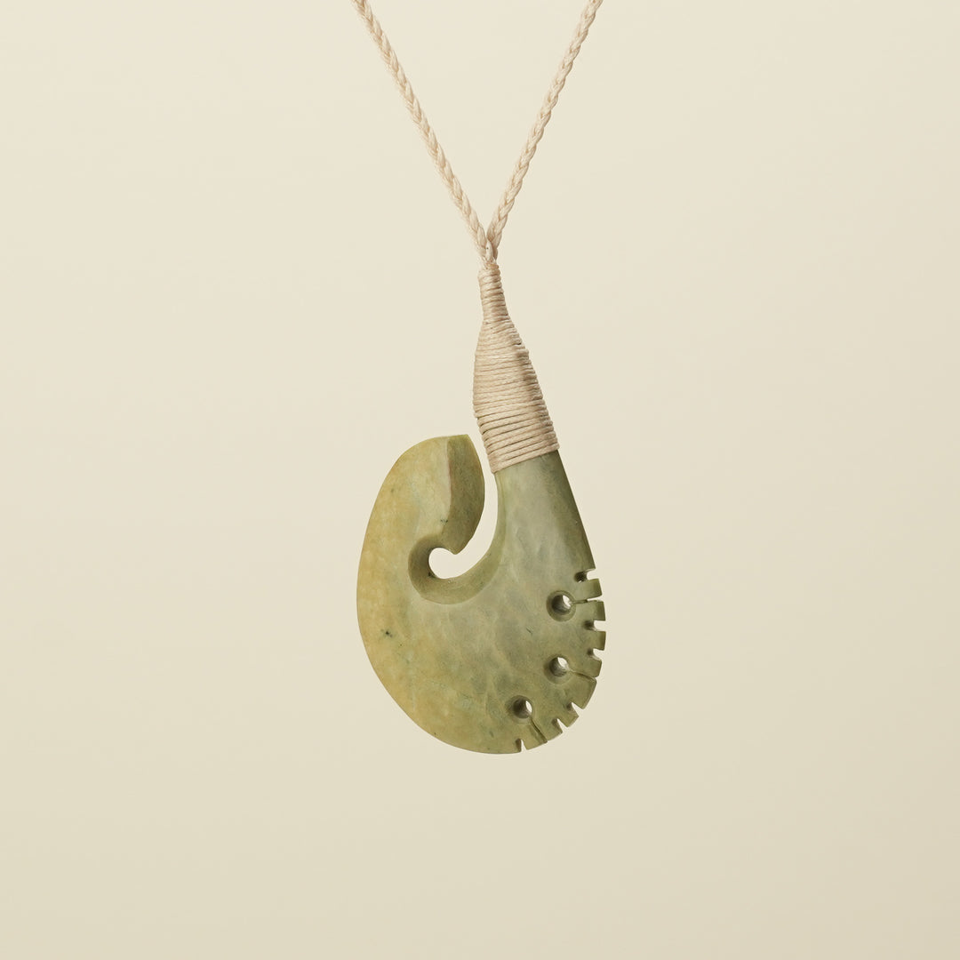 Hei Matau Raukaraka Pendant Medium, Tan Binding