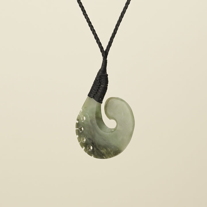 Hei Matau Hapopo Pendant Medium, Black Binding