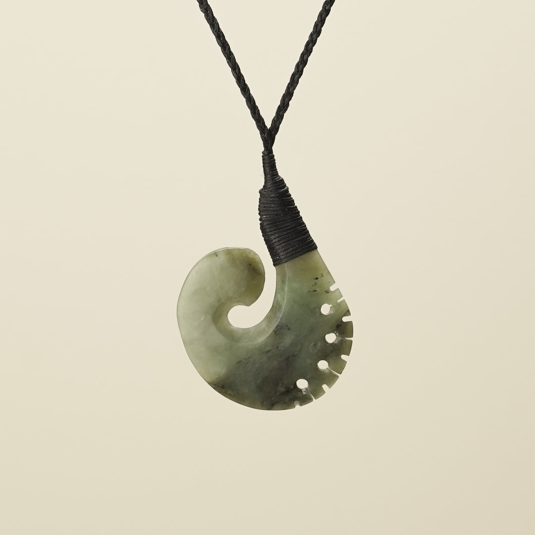 Hei Matau Hapopo Pendant Medium, Black Binding