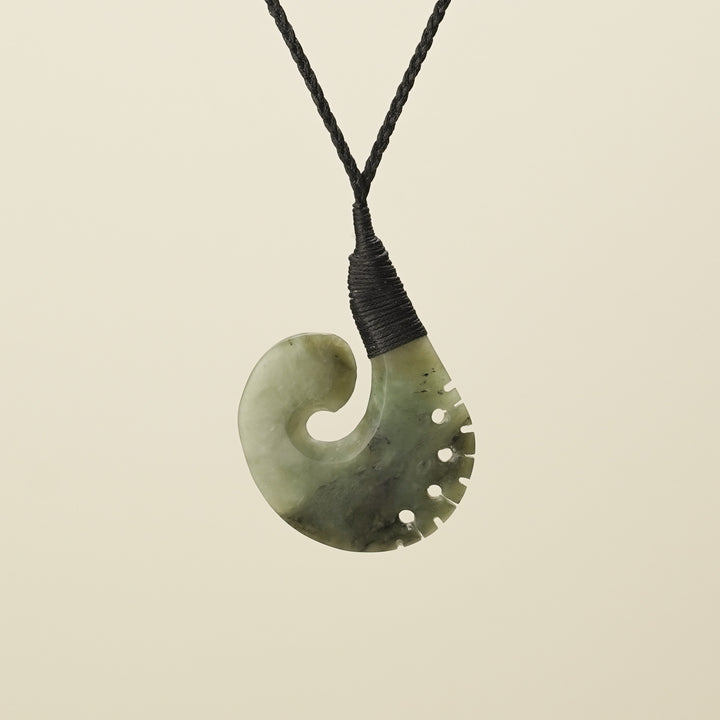 Hei Matau Hapopo Pendant Medium, Black Binding