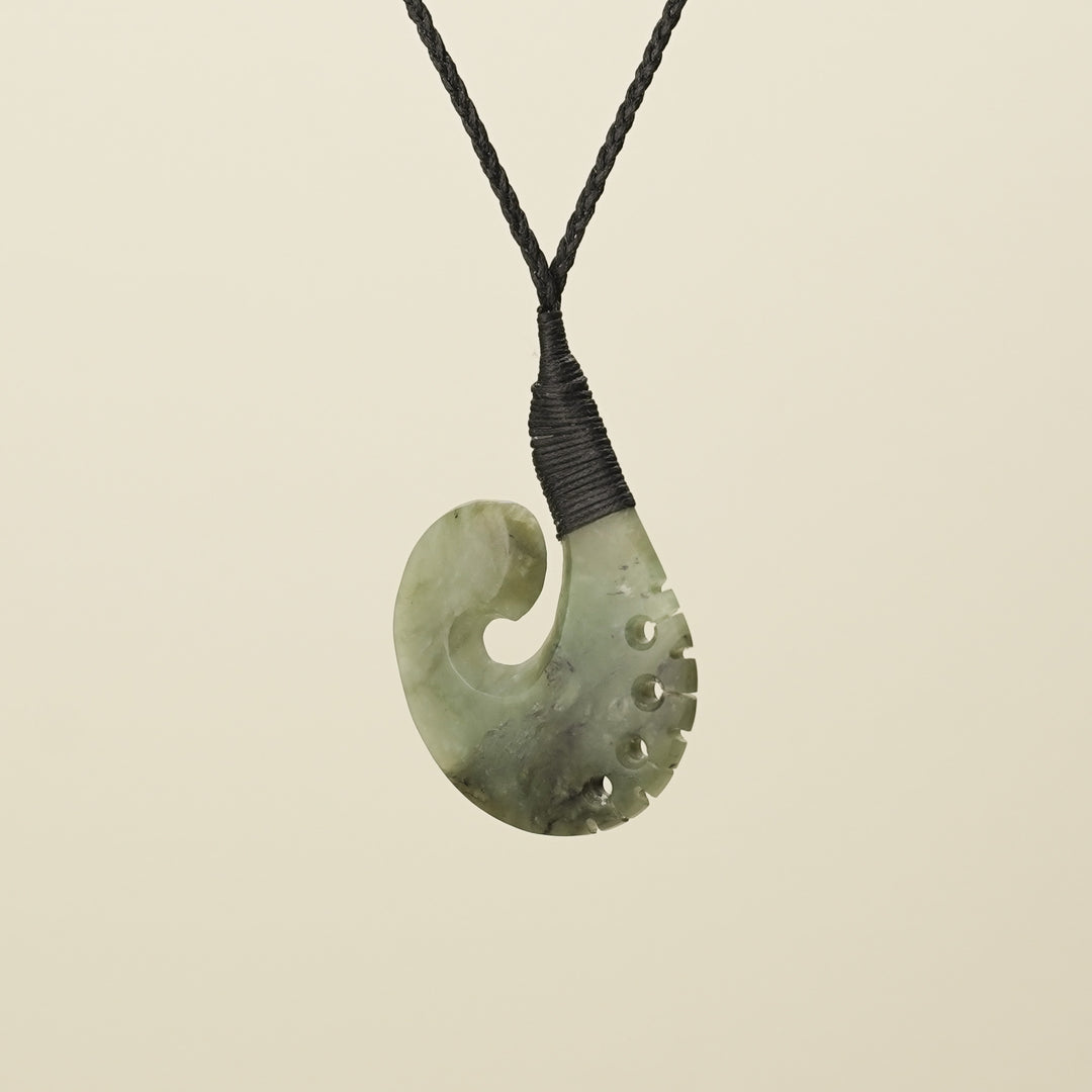 Hei Matau Hapopo Pendant Medium, Black Binding