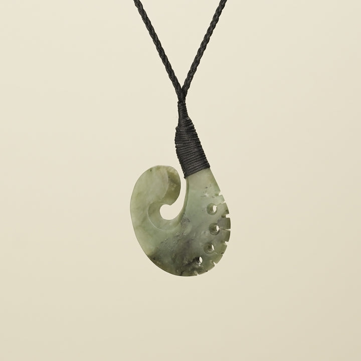 Hei Matau Hapopo Pendant Medium, Black Binding