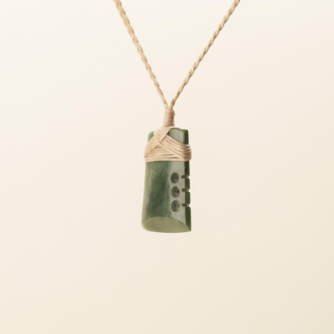 Kawakawa XS Notched Toki Pounamu Pendant