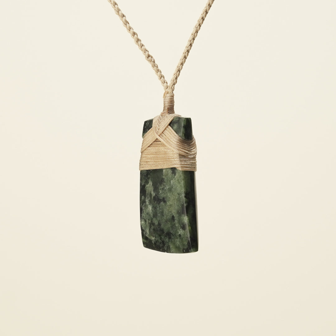 Toki Kawakawa Matte – Pounamu Small, Tan Binding