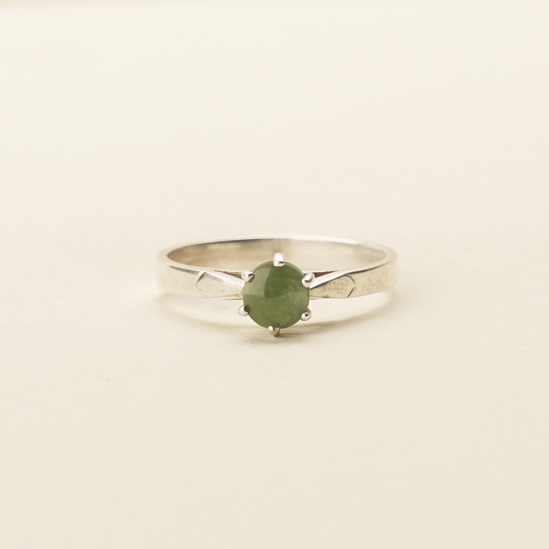Pounamu Six-Claw Bevelled-Shoulder Sterling Silver Ring