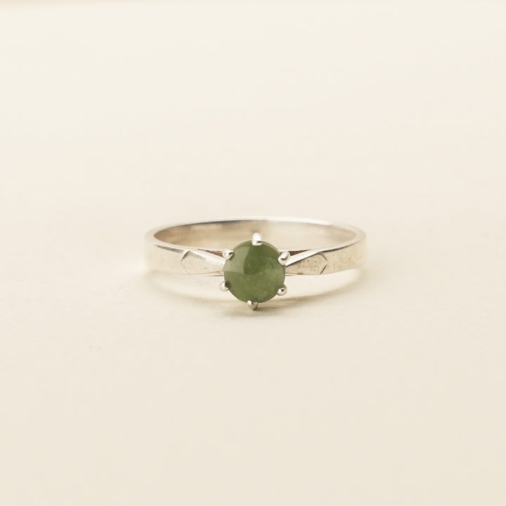 Pounamu Six-Claw Bevelled-Shoulder Sterling Silver Ring