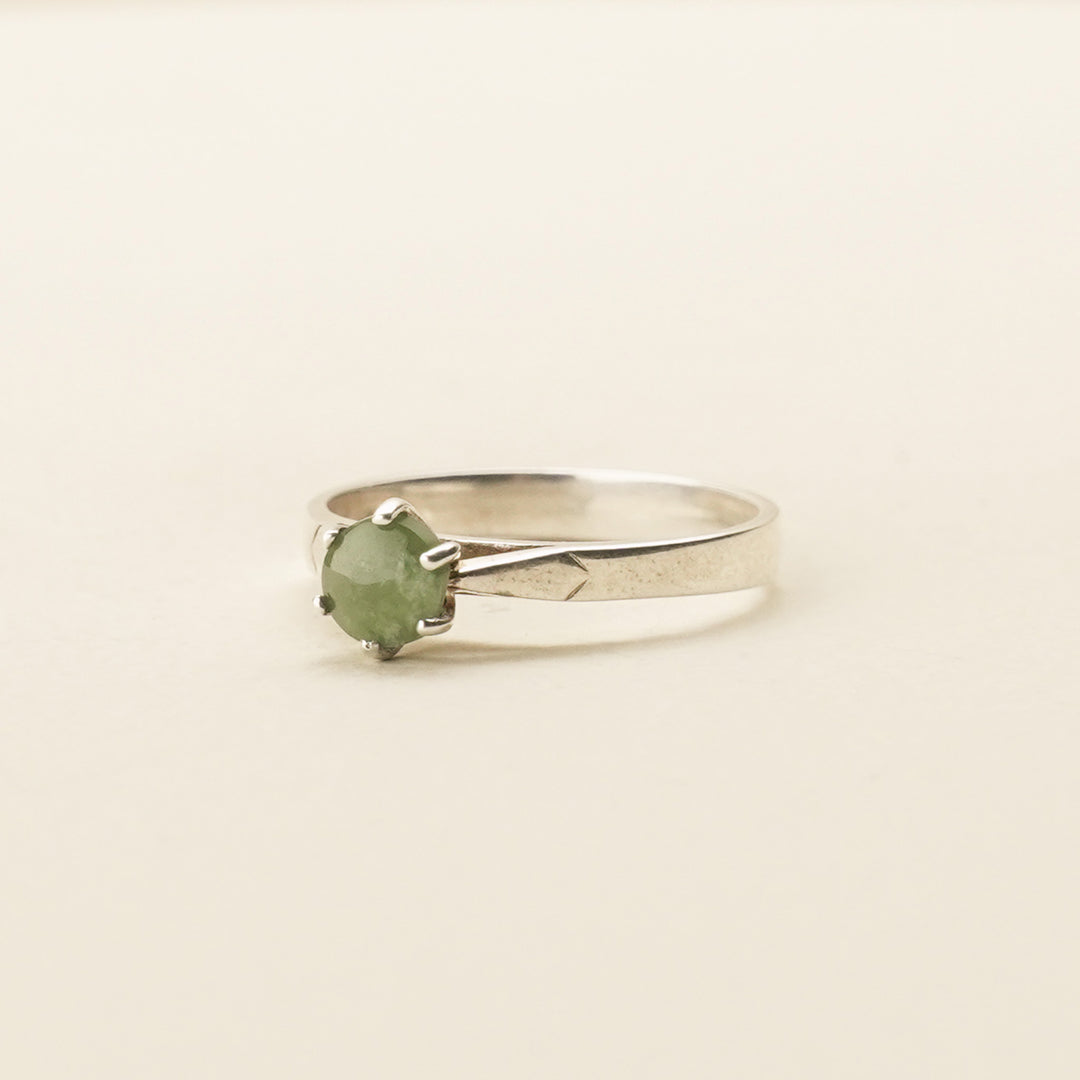 Pounamu Six-Claw Bevelled-Shoulder Sterling Silver Ring