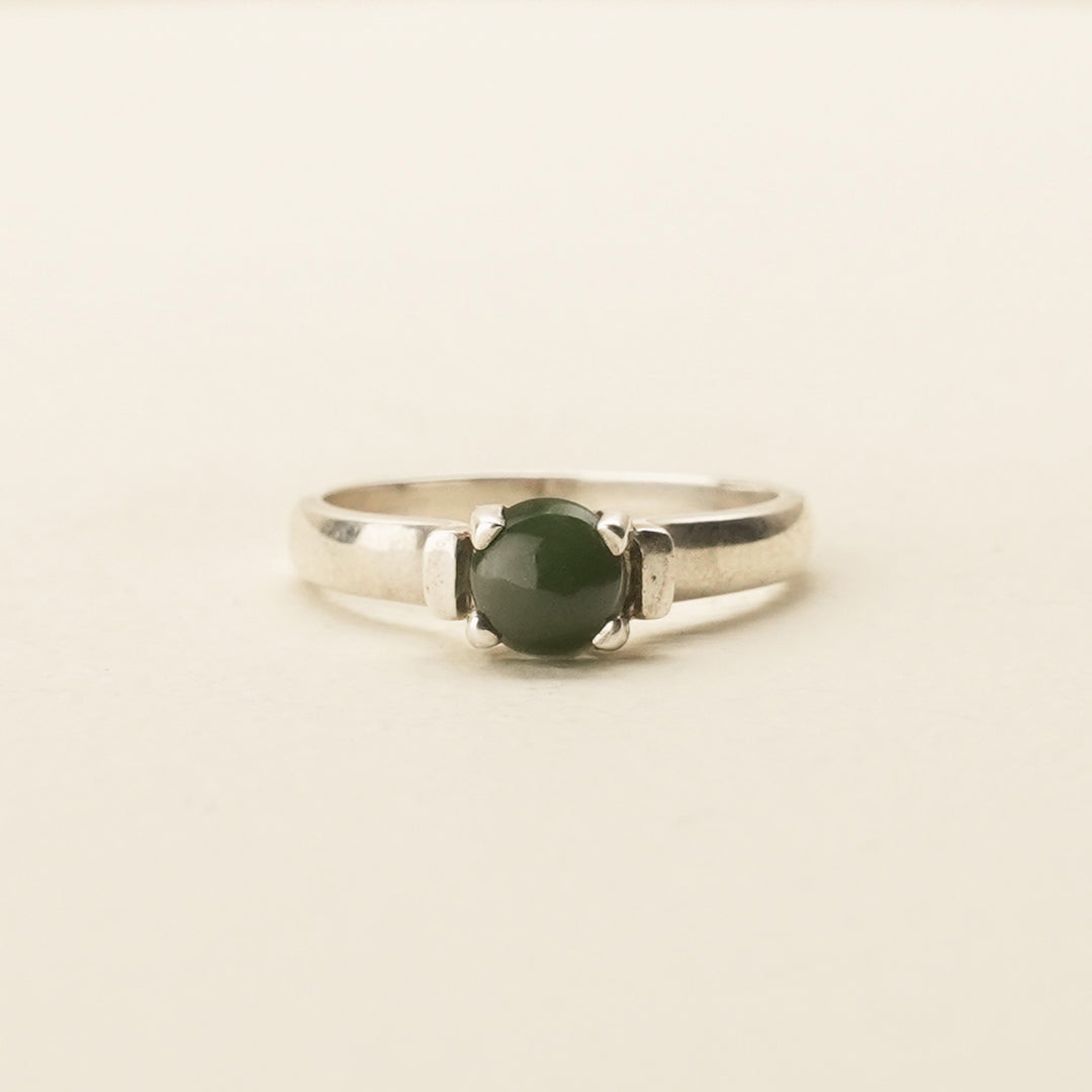 Kawakawa Pounamu Four-Claw Sterling Silver Ring