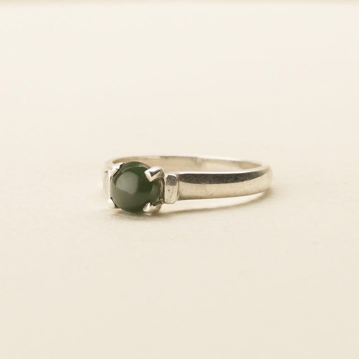 Kawakawa Pounamu Four-Claw Sterling Silver Ring