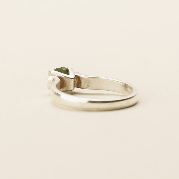 Kawakawa Pounamu Four-Claw Sterling Silver Ring