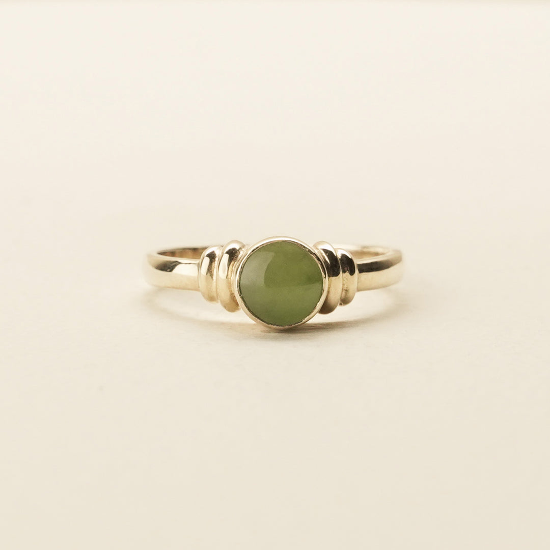 Pounamu Bezel Ribbed-Shoulder 9k Gold Ring