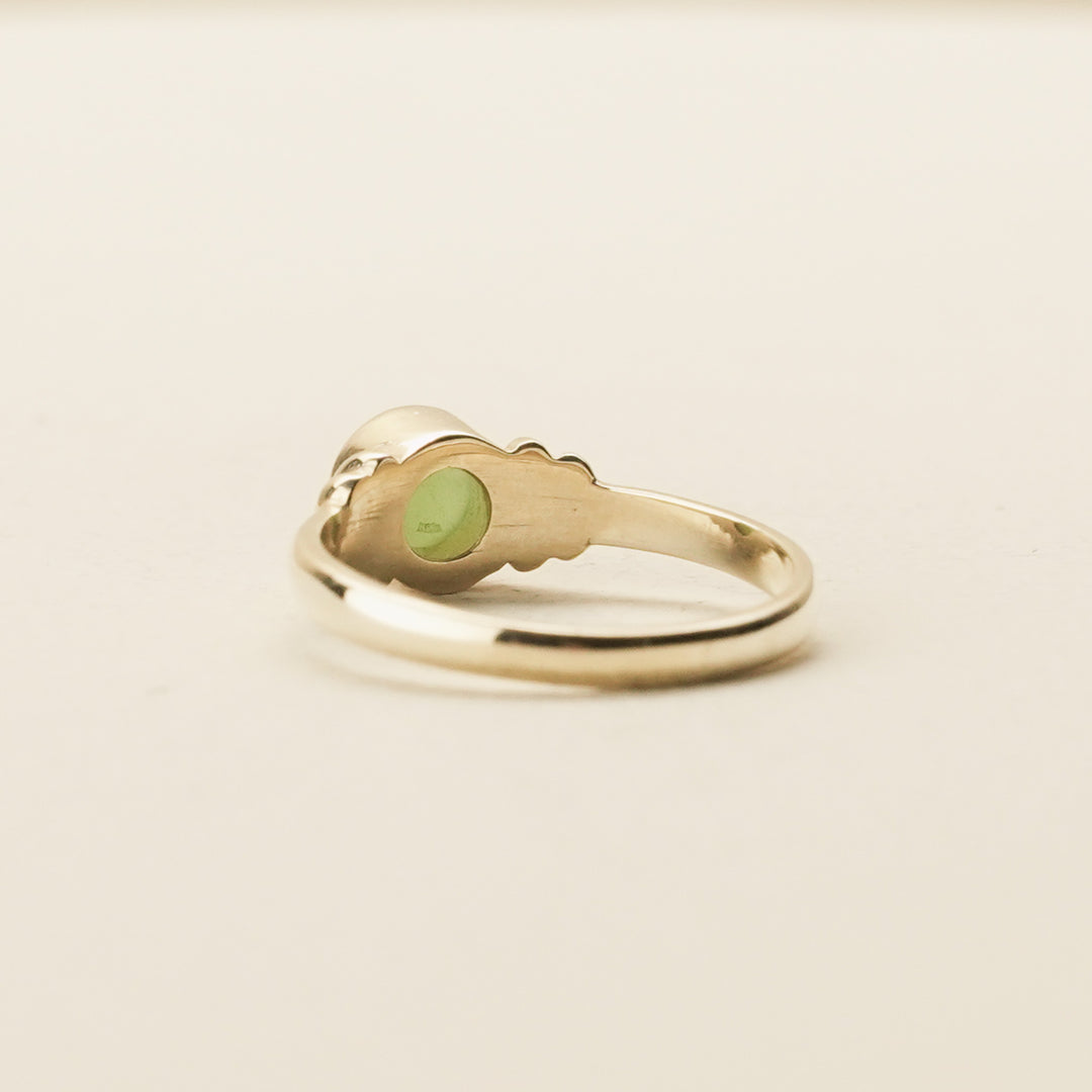 Pounamu Bezel Ribbed-Shoulder 9k Gold Ring