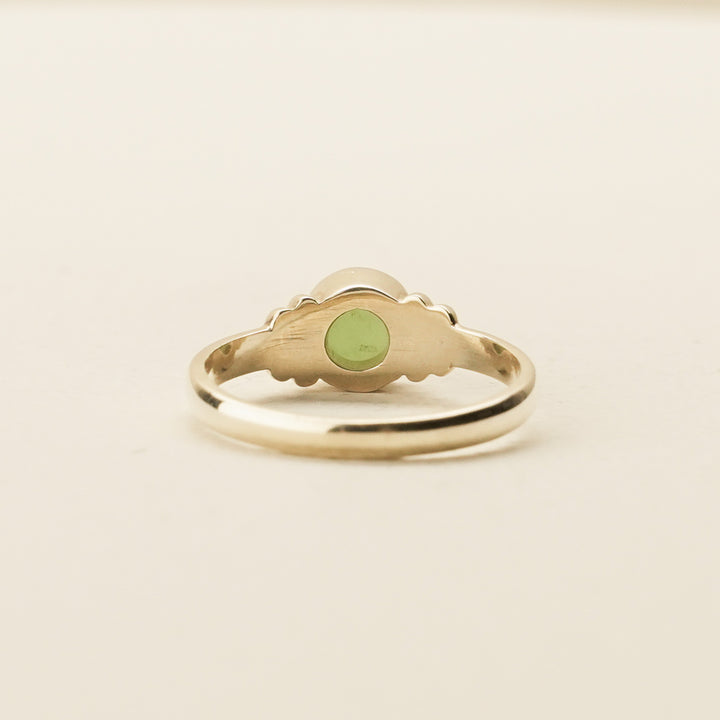 Pounamu Bezel Ribbed-Shoulder 9k Gold Ring