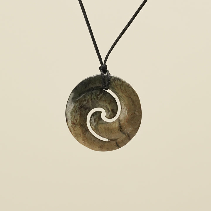 Medium Raukaraka Pounamu Koru