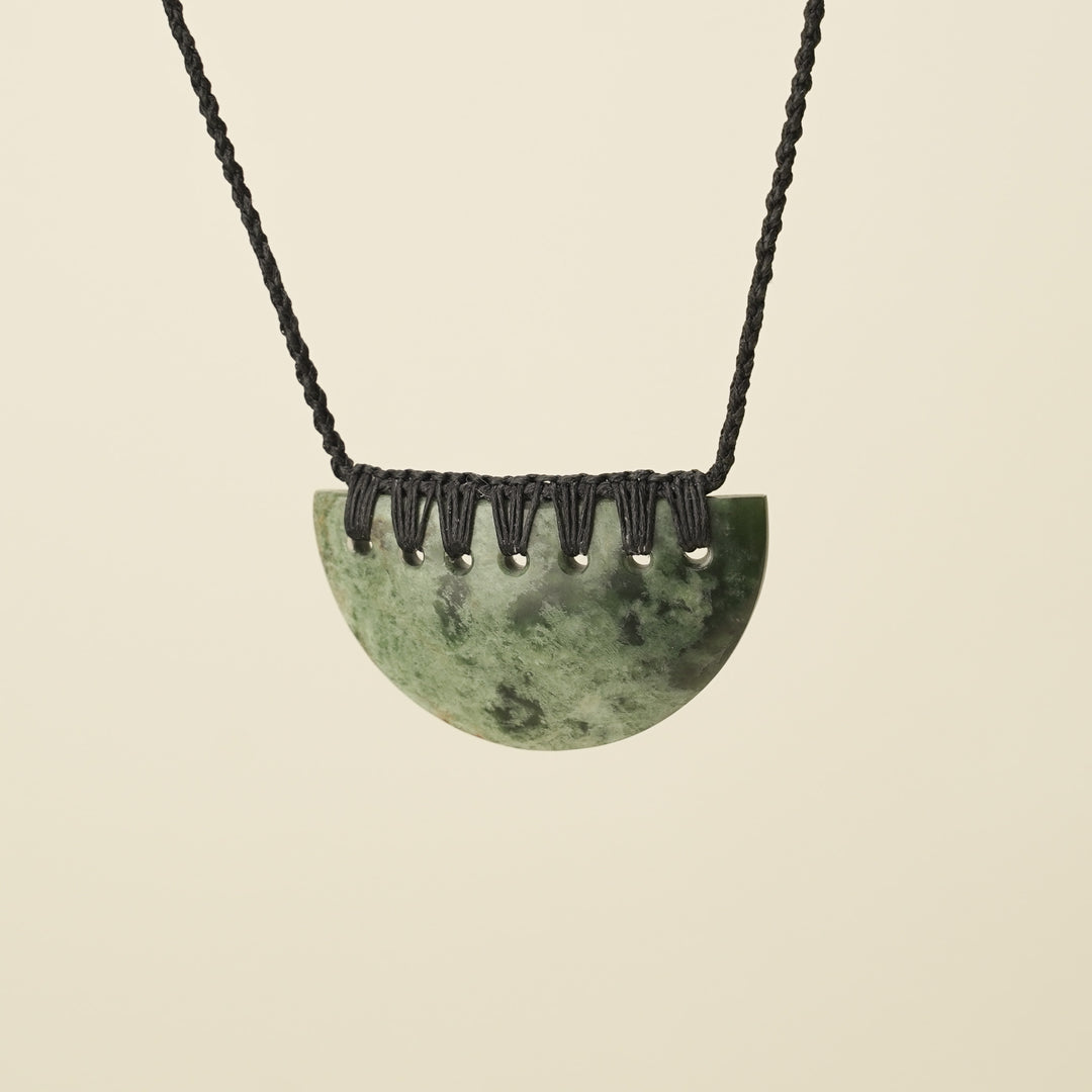 Kōuma Breastplate Flower (Putiputi) Pounamu Medium Pendant