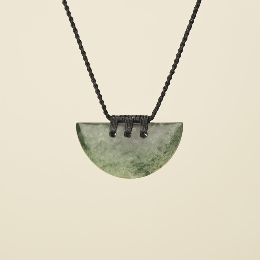 Kōuma Breastplate Flower (Putiputi) Pounamu Medium Pendant