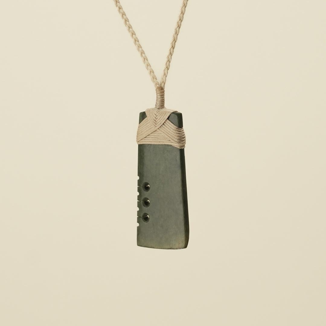 Notched Toki Raukaraka Matte Medium Pounamu, Tan Binding