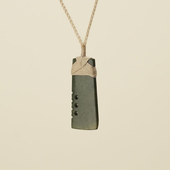 Notched Toki Raukaraka Matte Medium Pounamu, Tan Binding