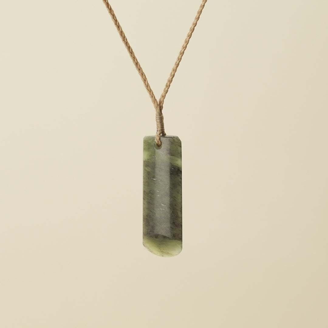 Toki Kawakawa Inanaga Medium Pounamu, Tan Binding