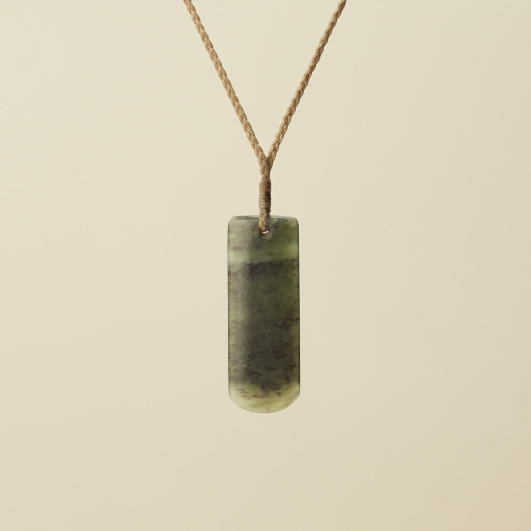 Toki Kawakawa Inanaga Medium Pounamu, Tan Binding