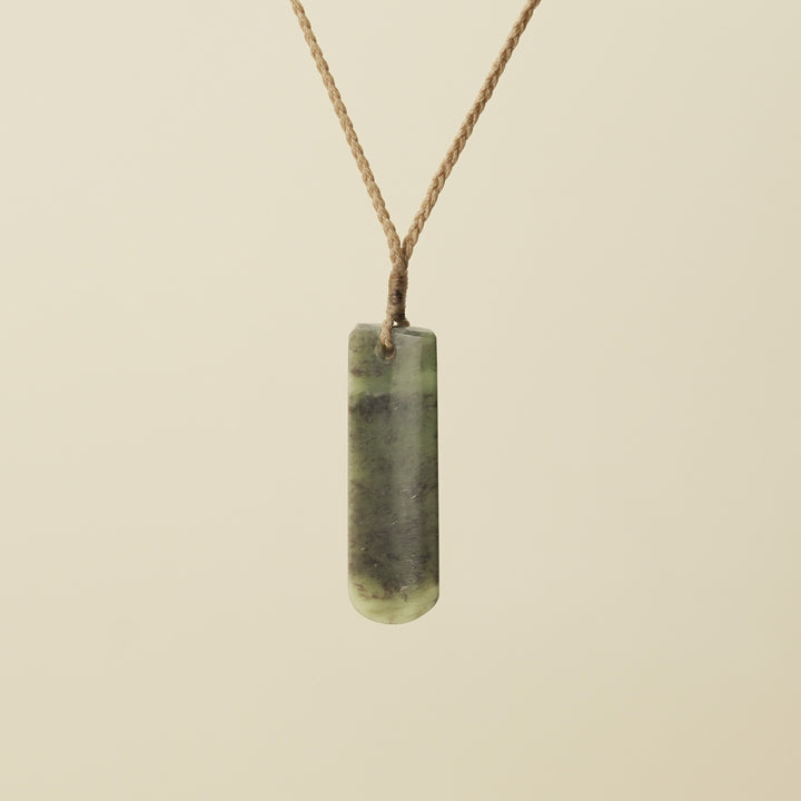 Toki Kawakawa Inanaga Medium Pounamu, Tan Binding