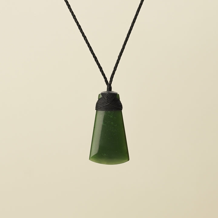 Medium Kawakawa Pounamu Toki, Black Binding
