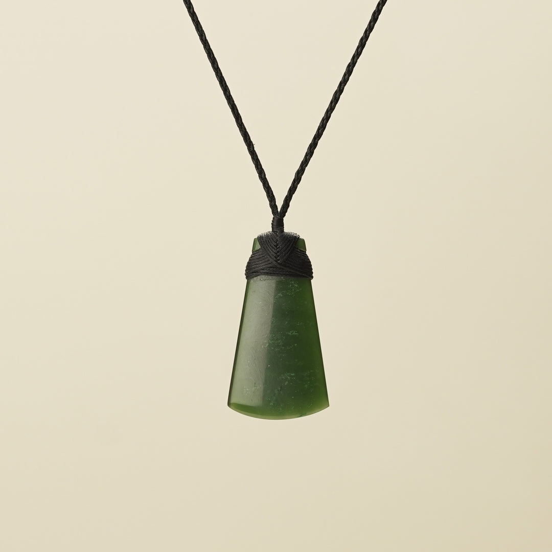 Medium Kawakawa Pounamu Toki, Black Binding