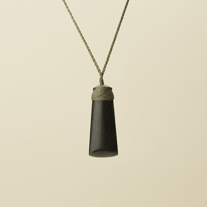 Medium Deep Green Kawakawa Pounamu Toki