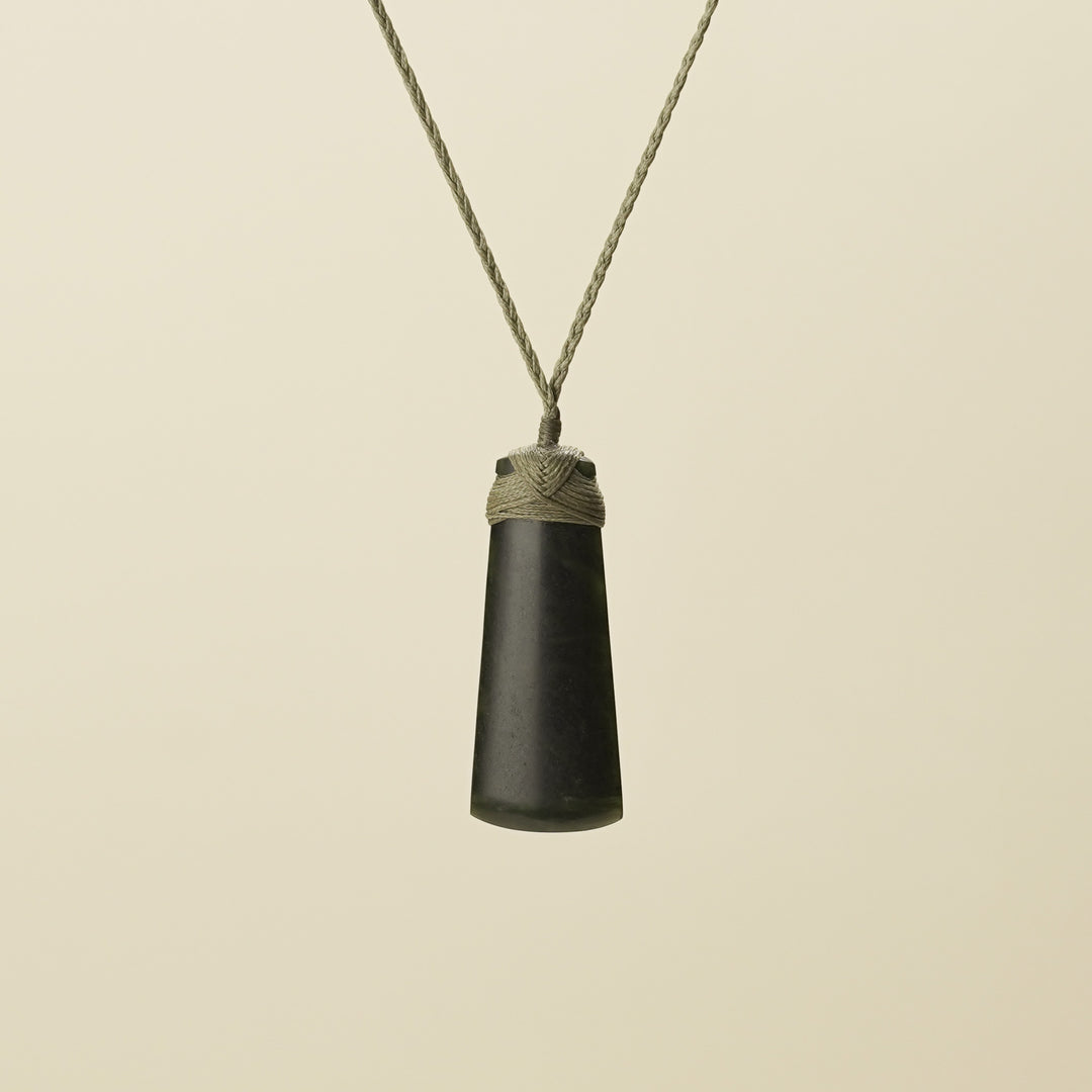 Medium Deep Green Kawakawa Pounamu Toki