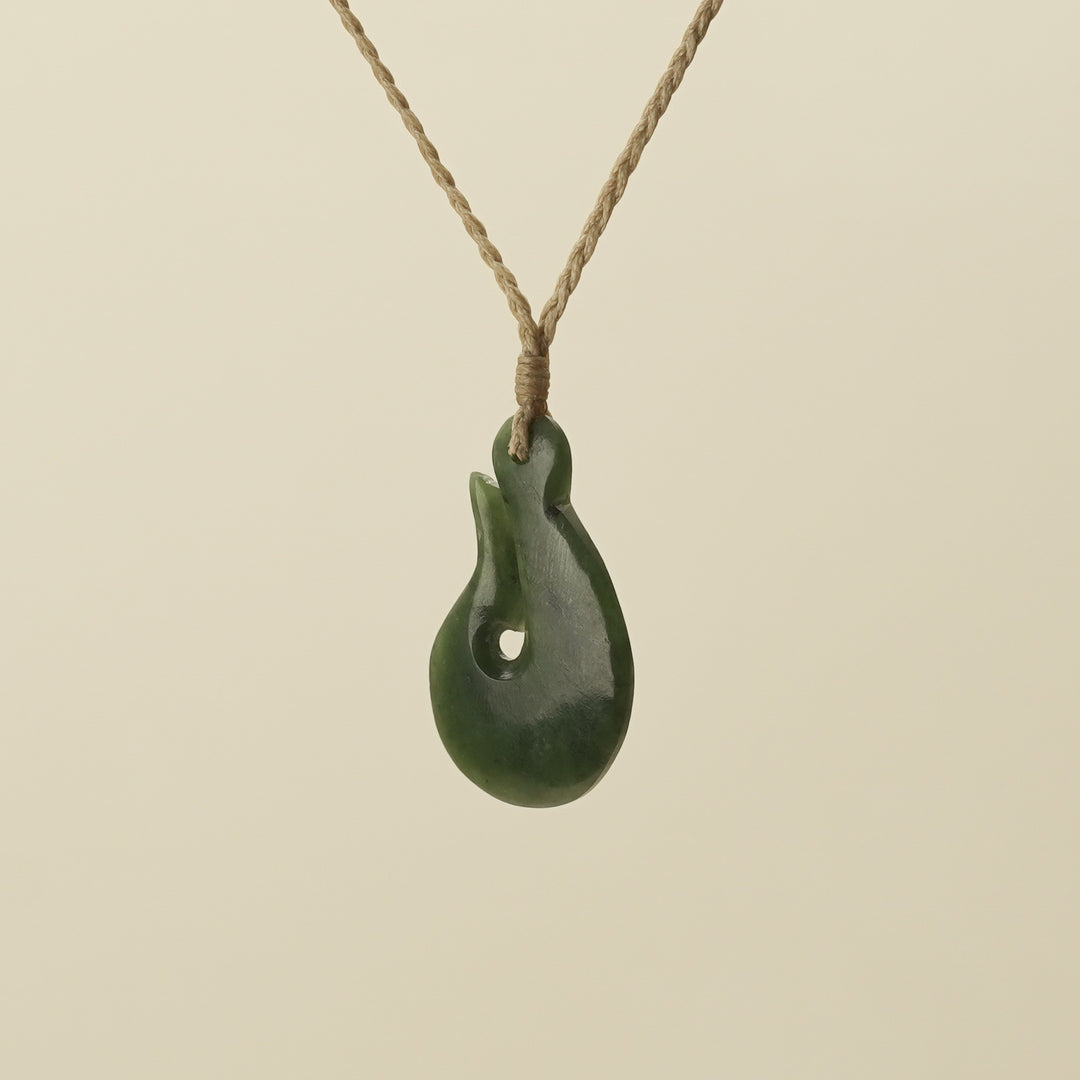 Hei Matau Pendant Medium Kawakawa