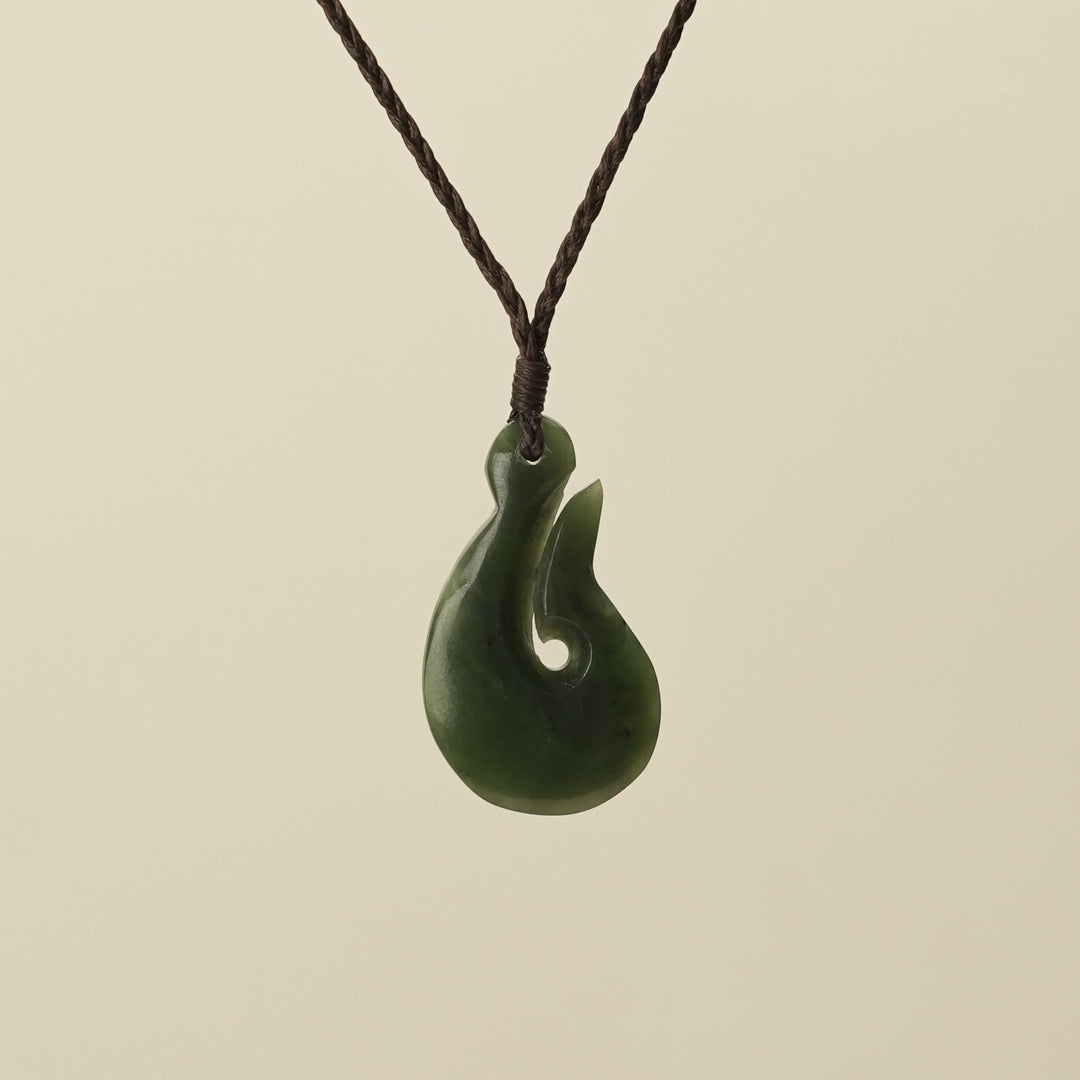 Hei Matau Pendant Medium Kawakawa