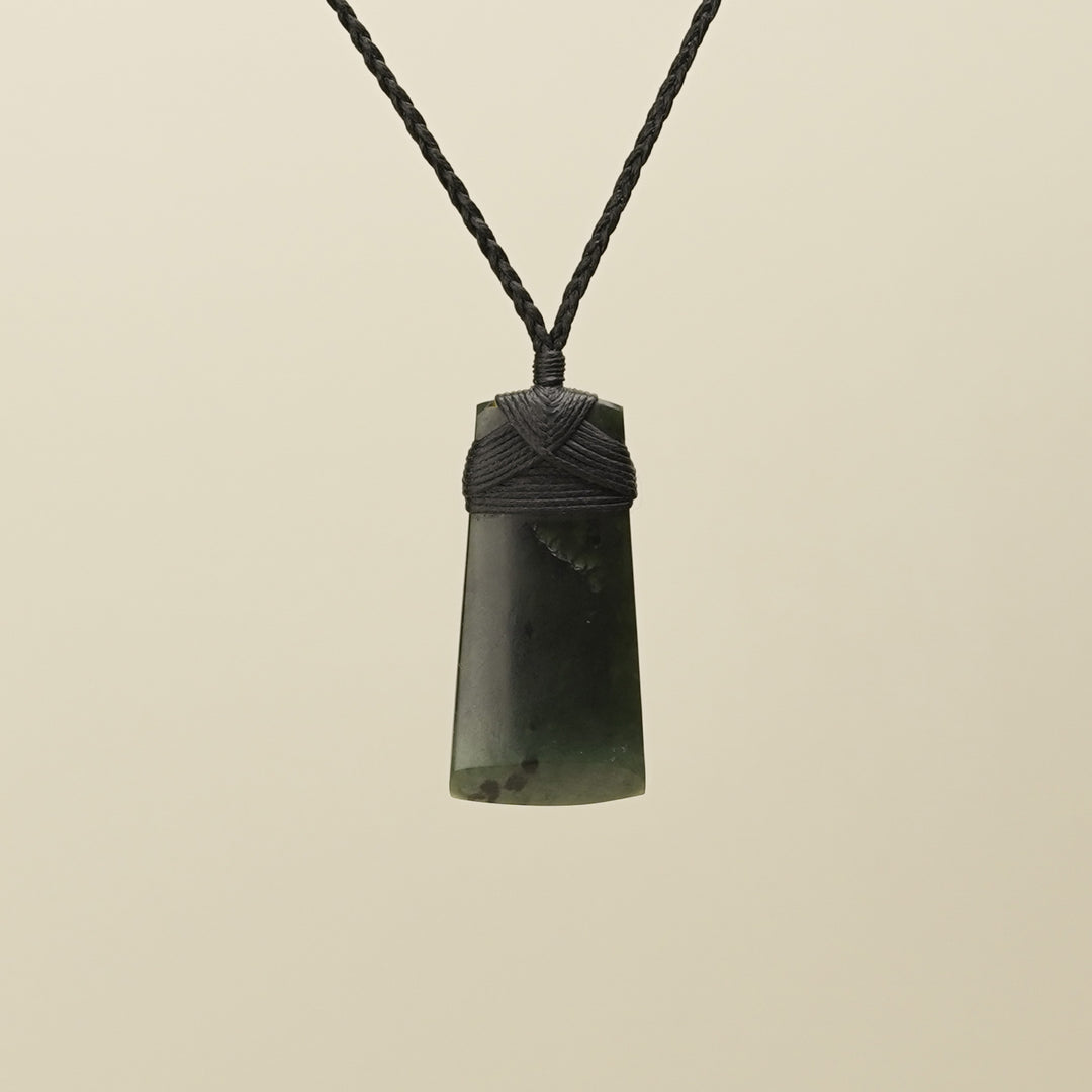 Toki Kawakawa Inanga Pounamu Medium Pendant