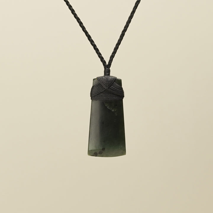Toki Kawakawa Inanga Pounamu Medium Pendant