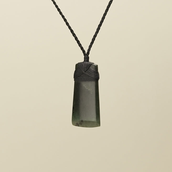 Toki Kawakawa Inanga Pounamu Medium Pendant