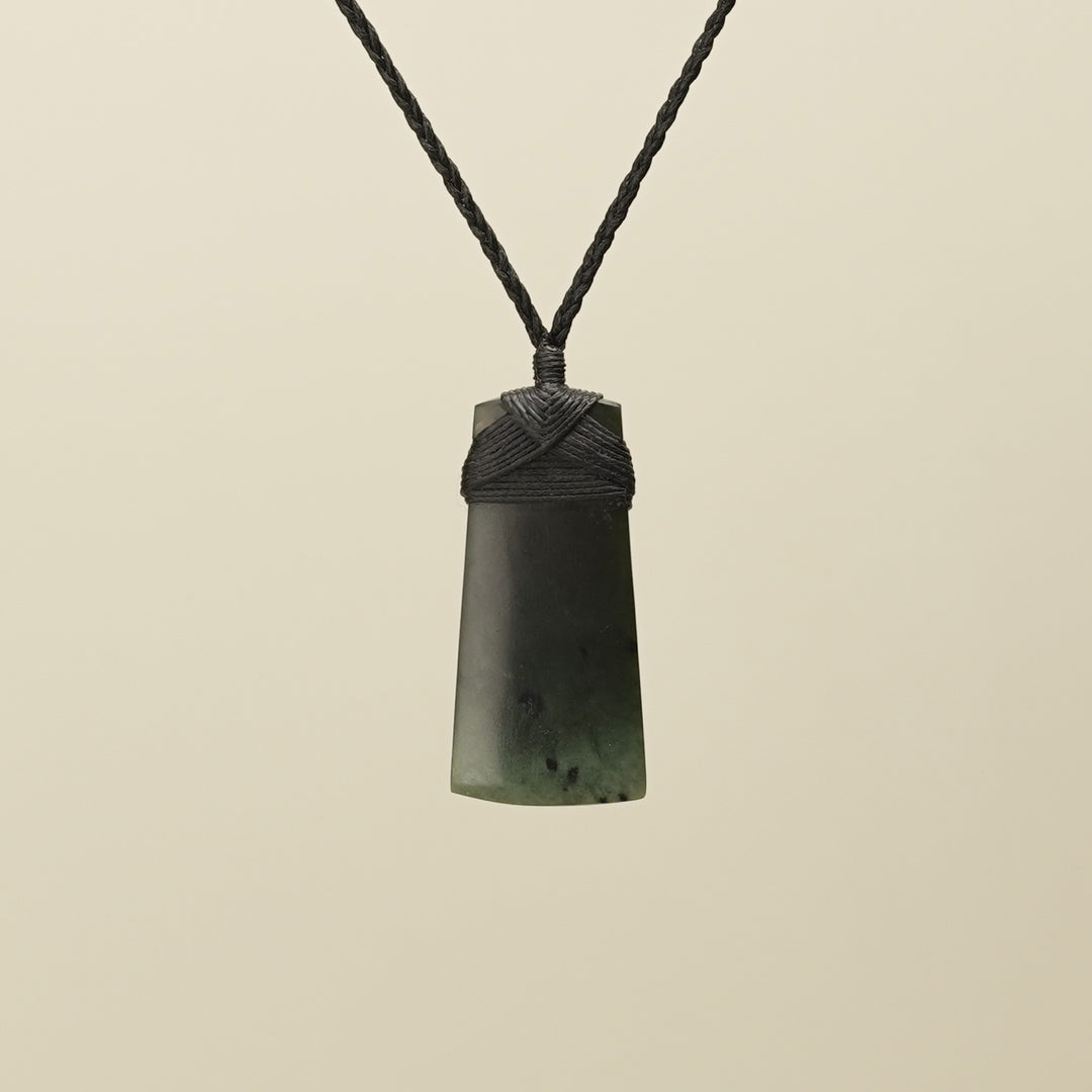 Toki Kawakawa Inanga Pounamu Medium Pendant