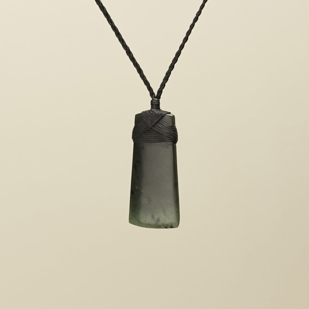 Toki Kawakawa Inanga Pounamu Medium Pendant