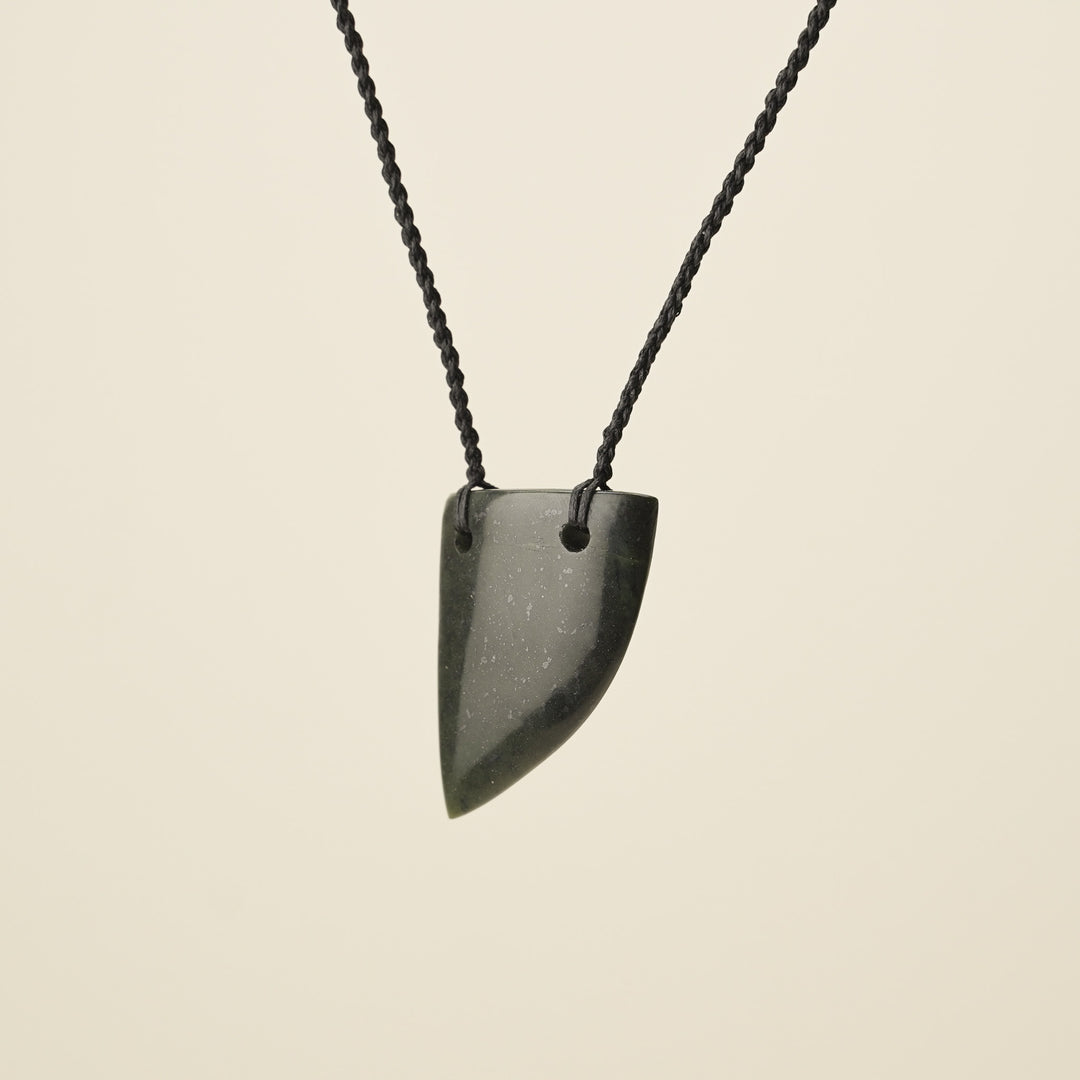 Niho Tooth – Pounamu Medium Kawakawa Pendant