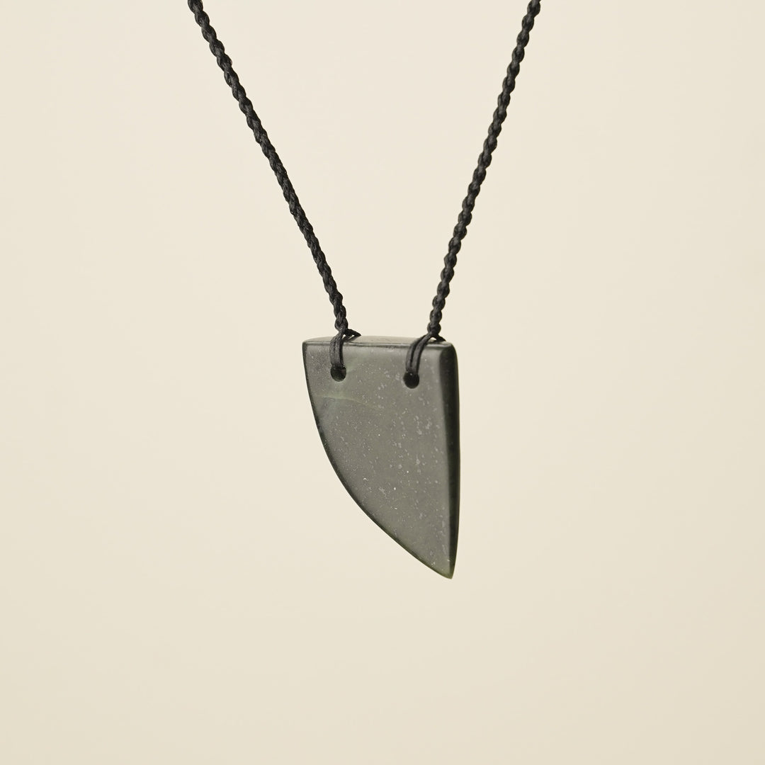 Niho Tooth – Pounamu Medium Kawakawa Pendant